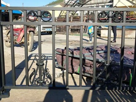 別墅陽臺(tái)欄桿選擇鐵藝欄桿好嗎？