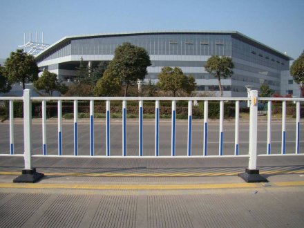 道路護(hù)欄多少錢一米？